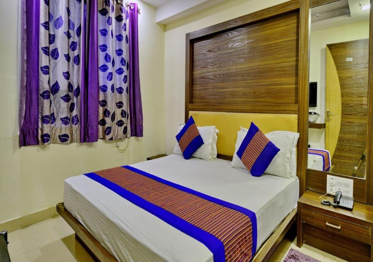 Hotel Prime Keshaw Homely In Main Road Building New Delhi
