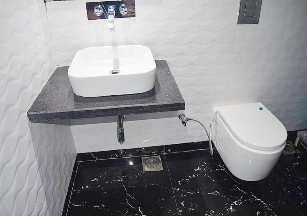 Prime Keshaw Homely In Main Road Building New Delhi