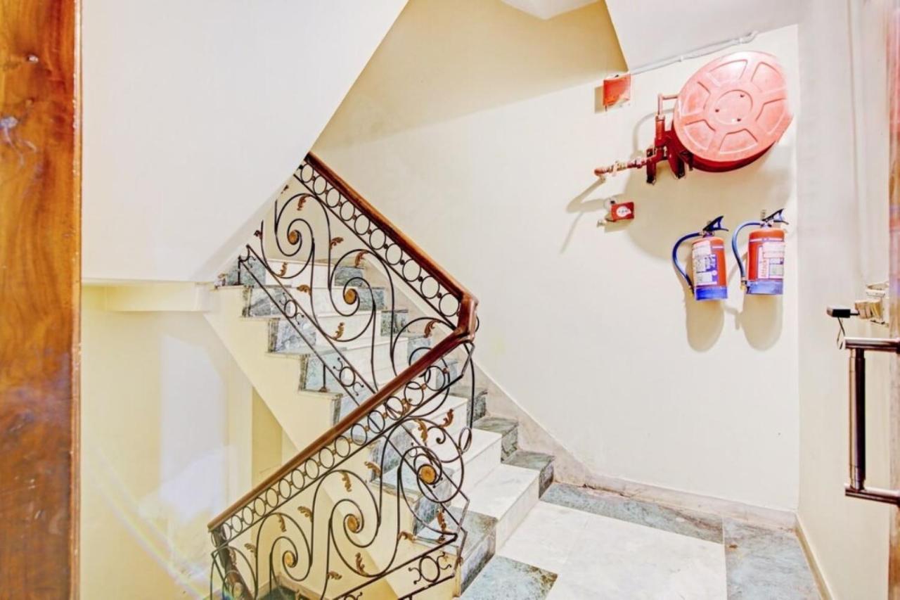 Hotel Prime Keshaw Homely In Main Road Building New Delhi