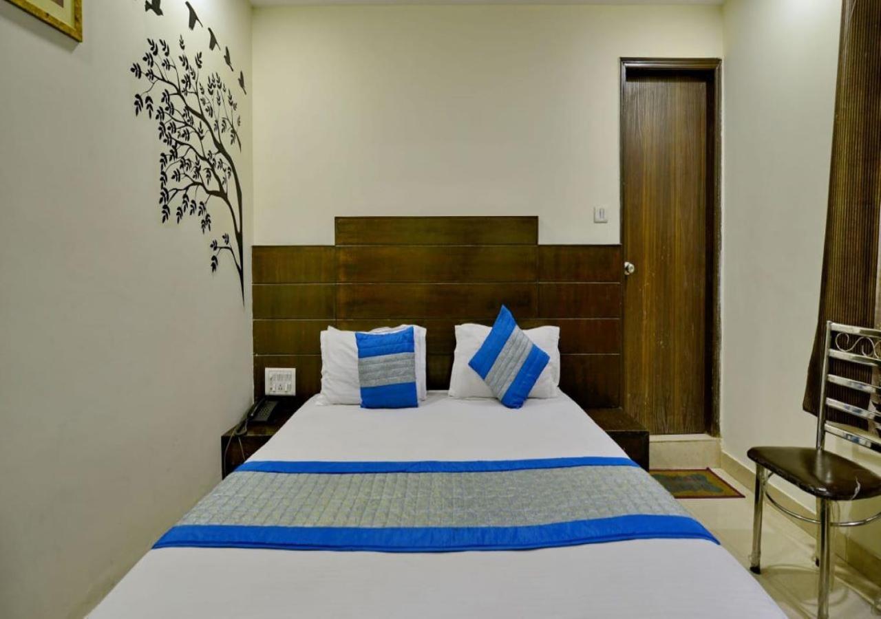 Hotel Prime Keshaw Homely In Main Road Building New Delhi